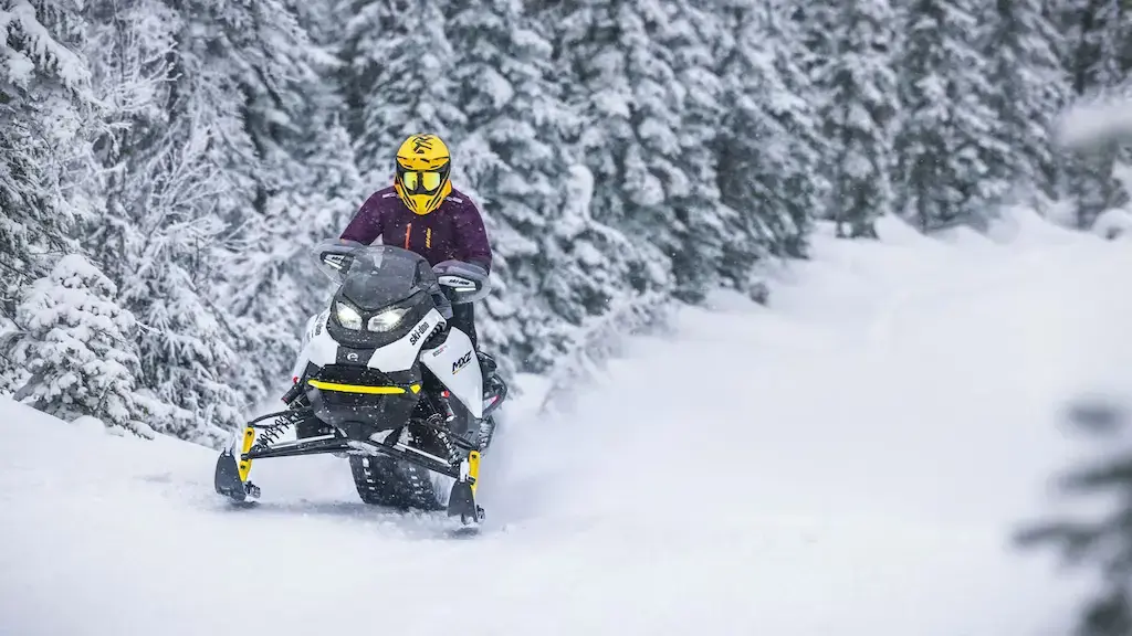 Person som åker snöskoter i snö